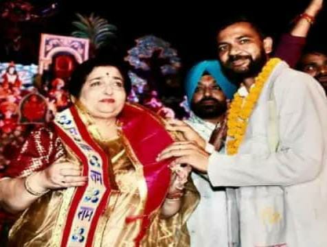 farmer sold his 15 beegha land for devi jagran by bhajan singer anuradha paudwal in muradabad | देवीच्या जागरणासाठी 45 लाखांत विकली जमीन पण झालं असं काही की बोलावले पोलीस अन्... farmer sold his 15 beegha land for devi jagran by bhajan singer anuradha paudwal in muradabad | देवीच्या जागरणासाठी 45 लाखांत विकली जमीन पण झालं असं काही की बोलावले पोलीस अन्...