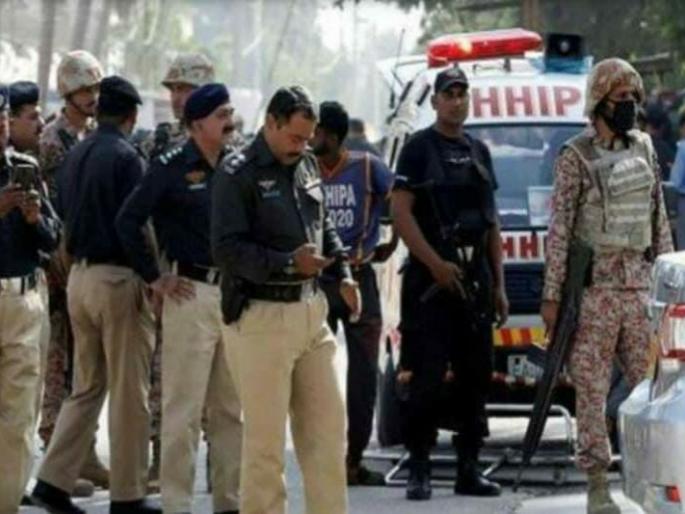 polio vaccination team attacked pakistan policemen killed | खळबळजनक! पाकिस्तानमध्ये पोलिओ लसीकरण पथकावर प्राणघातक हल्ला; 4 पोलिसांचा मृत्यू  polio vaccination team attacked pakistan policemen killed | खळबळजनक! पाकिस्तानमध्ये पोलिओ लसीकरण पथकावर प्राणघातक हल्ला; 4 पोलिसांचा मृत्यू