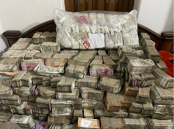 ed raids kolkata transport businessman house bags of notes recovered from under the cot | ईडीच्या छाप्यात 15 कोटी सापडले; खाटेखाली 500च्या नोटांचे गठ्ठे, अधिकारी पैसे मोजून मोजून दमले ed raids kolkata transport businessman house bags of notes recovered from under the cot | ईडीच्या छाप्यात 15 कोटी सापडले; खाटेखाली 500च्या नोटांचे गठ्ठे, अधिकारी पैसे मोजून मोजून दमले
