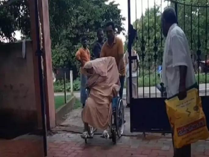 man take his mother dead body by wheelchair to crematorium | हृदयद्रावक! "कोणीच मदत करणार नाही"; आईचा मृतदेह व्हिलचेअरवर ठेवून लेकाने गाठली स्मशानभूमी man take his mother dead body by wheelchair to crematorium | हृदयद्रावक! "कोणीच मदत करणार नाही"; आईचा मृतदेह व्हिलचेअरवर ठेवून लेकाने गाठली स्मशानभूमी