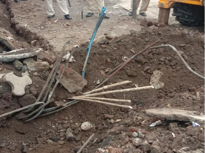 The municipal team again moved, cut the unauthorized taps in Pir Bazar | महापालिकेचे पथक पुन्हा सरसावले, पीर बाजारातील अनधिकृत नळांचे जाळे कापले