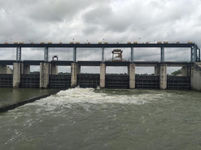 Dhanegaon barrage filled to capacity; Discharge of water through a door | धनेगाव बॅरेज पूर्ण क्षमतेने भरला; एका दरवाज्यातून पाण्याचा विसर्ग Dhanegaon barrage filled to capacity; Discharge of water through a door | धनेगाव बॅरेज पूर्ण क्षमतेने भरला; एका दरवाज्यातून पाण्याचा विसर्ग