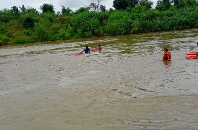 The old man was carried away in the flood of the river; Search operation of rescue team started | नदीच्या पुरात वृद्ध गेला वाहून; बचाव पथकाचे शोध कार्य सुरू The old man was carried away in the flood of the river; Search operation of rescue team started | नदीच्या पुरात वृद्ध गेला वाहून; बचाव पथकाचे शोध कार्य सुरू