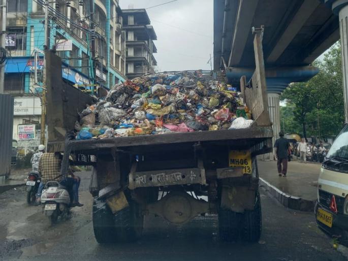 Bhiwandi municipality's garbage carts carry garbage in heavy rains | भर पावसात भिवंडी मनपाच्या कचरा वाहू गाड्या उघड्यानेच वाहतात कचरा; दुर्गंधीने नागरिक हैराण Bhiwandi municipality's garbage carts carry garbage in heavy rains | भर पावसात भिवंडी मनपाच्या कचरा वाहू गाड्या उघड्यानेच वाहतात कचरा; दुर्गंधीने नागरिक हैराण