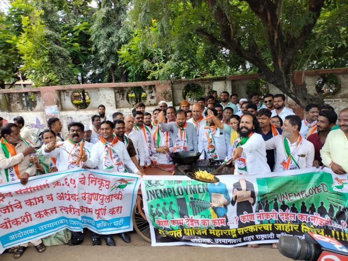 Protesting the policies of the government, the NCP protested by frying Bhajji on the streets | रस्त्यावर भजे तळून राष्ट्रवादी काँग्रेसने केला शासनाच्या धोरणांचा निषेध
