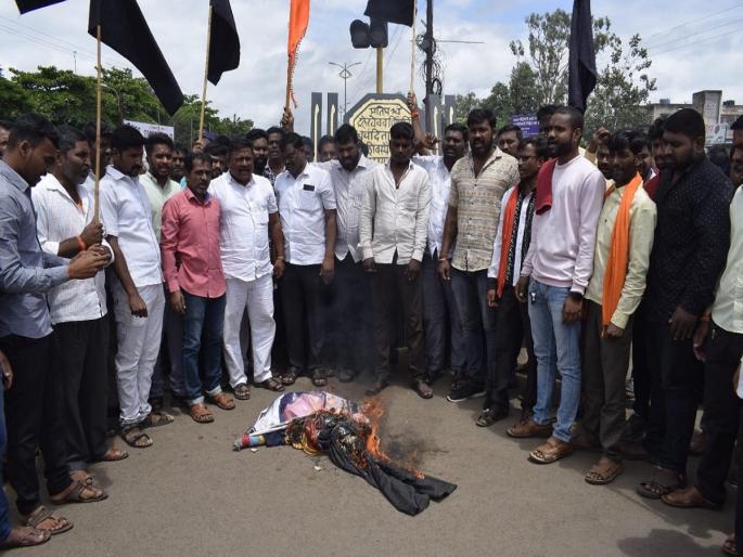 Burning of symbolic effigy of Police Inspector Kiran Bakale in Osmanabad | उस्मानाबादेत पोलीस निरीक्षक किरण बकाले यांच्या प्रतिकात्मक पुतळ्याचे दहन Burning of symbolic effigy of Police Inspector Kiran Bakale in Osmanabad | उस्मानाबादेत पोलीस निरीक्षक किरण बकाले यांच्या प्रतिकात्मक पुतळ्याचे दहन