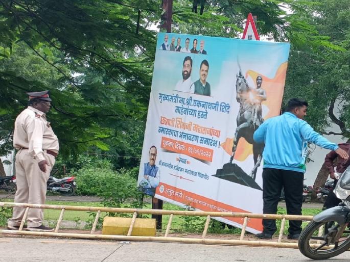 In a shock to those who waved banners in the university, all the banners were removed hours before the unveiling of the statue | विद्यार्थी संघटनांच्या आंदोलनानंतर विद्यापीठातील राजकीय बॅनर हटवली In a shock to those who waved banners in the university, all the banners were removed hours before the unveiling of the statue | विद्यार्थी संघटनांच्या आंदोलनानंतर विद्यापीठातील राजकीय बॅनर हटवली