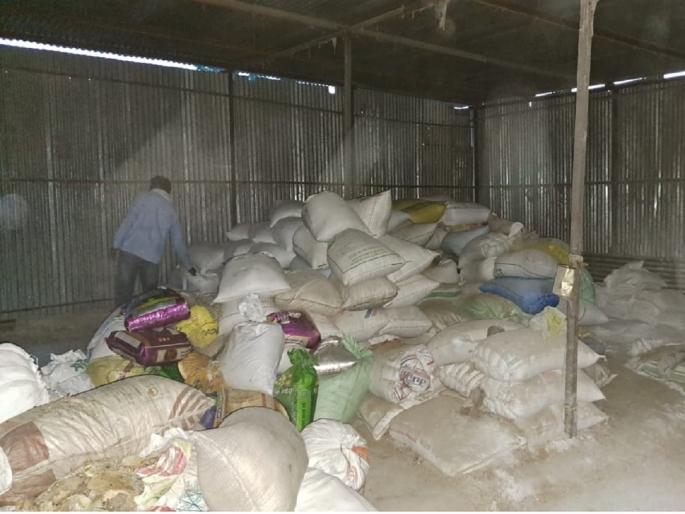 185 quintals of black marketed rice seized; Action at four places in Parbhani | काळ्या बाजारात जाणारा १८५ क्विंटल तांदूळ जप्त; परभणीत चार ठिकाणी कारवाई 185 quintals of black marketed rice seized; Action at four places in Parbhani | काळ्या बाजारात जाणारा १८५ क्विंटल तांदूळ जप्त; परभणीत चार ठिकाणी कारवाई