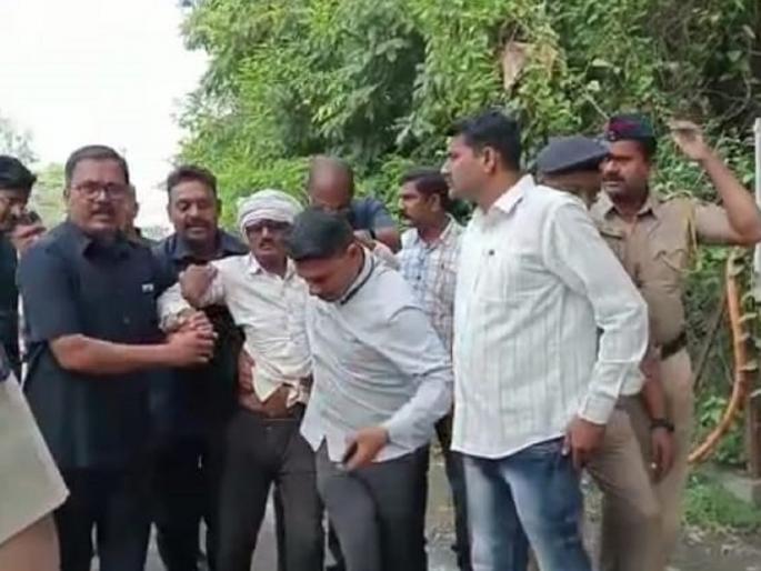 A farmer attempted self-immolation while flag hoisting was underway in Beed | बीडमध्ये ध्वजारोहण सुरू असतानाच शेतकऱ्याचा आत्मदहनाचा प्रयत्न