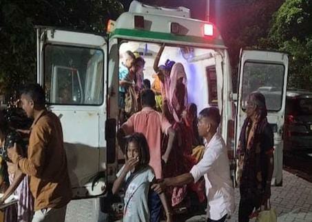 banswara food poisoning in banswara 100 people fell ill due to- ating contaminated food in-shradh ceremony | धक्कादायक! श्राद्धाच्या जेवणातून 100 जणांना विषबाधा; 50 जणांवर रुग्णालयात उपचार सुरू banswara food poisoning in banswara 100 people fell ill due to- ating contaminated food in-shradh ceremony | धक्कादायक! श्राद्धाच्या जेवणातून 100 जणांना विषबाधा; 50 जणांवर रुग्णालयात उपचार सुरू