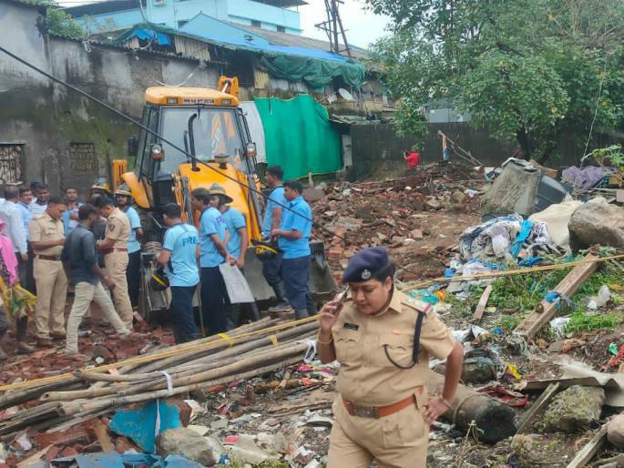 2 laborers killed, 3 injured as guard wall of railway collapsed in dombivali | रेल्वेची संरक्षक भिंत कोसळून दोन मजुरांचा मृत्यू, 3 जखमी 2 laborers killed, 3 injured as guard wall of railway collapsed in dombivali | रेल्वेची संरक्षक भिंत कोसळून दोन मजुरांचा मृत्यू, 3 जखमी