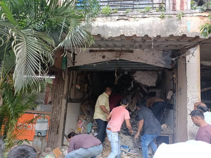 4 dead, 4 injured in Manas building slab collapse in Ulhasnagar | उल्हासनगरात मानस इमारतीचा स्लॅब कोसळून ४ जणांचा मृत्यू, ४ जण जखमी 4 dead, 4 injured in Manas building slab collapse in Ulhasnagar | उल्हासनगरात मानस इमारतीचा स्लॅब कोसळून ४ जणांचा मृत्यू, ४ जण जखमी