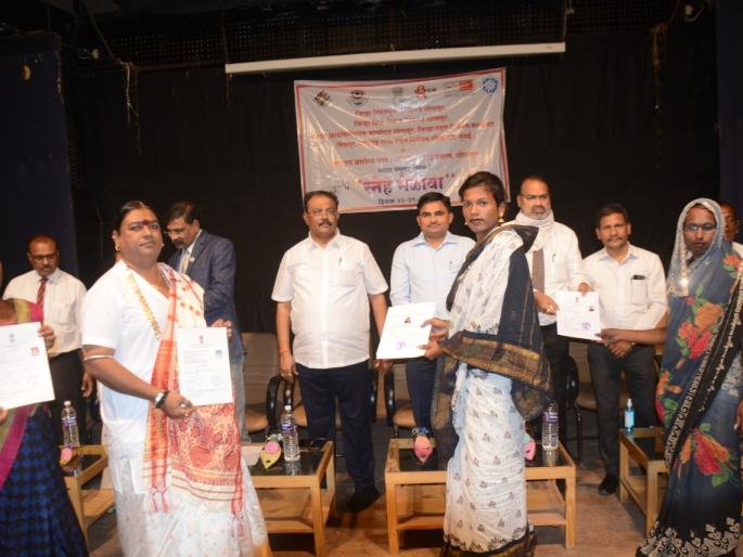 Voting cards given to hundreds of third castes in Solapur; Now you will also get rightful houses | सोलापुरातील शेकडो तृतीयपंथियांना दिले मतदान कार्ड; आता हक्काची घरेही मिळणार Voting cards given to hundreds of third castes in Solapur; Now you will also get rightful houses | सोलापुरातील शेकडो तृतीयपंथियांना दिले मतदान कार्ड; आता हक्काची घरेही मिळणार