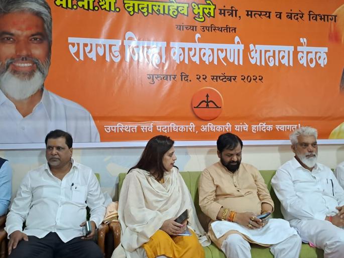Ten thousand Shinde supporters will go to Dussehra gathering from Raigad | रायगडमधून दहा हजार शिंदे समर्थक दसरा मेळाव्याला जाणार; उद्धव ठाकरेंवर आमदारांचे टीकास्त्र Ten thousand Shinde supporters will go to Dussehra gathering from Raigad | रायगडमधून दहा हजार शिंदे समर्थक दसरा मेळाव्याला जाणार; उद्धव ठाकरेंवर आमदारांचे टीकास्त्र