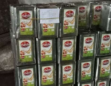 Food Administration raid on Swastik packers, 80 tins of oil seized | मे.स्वास्तिक पॅकर्सवर अन्न प्रशासनाची धाड, ८० टीन तेल जप्त Food Administration raid on Swastik packers, 80 tins of oil seized | मे.स्वास्तिक पॅकर्सवर अन्न प्रशासनाची धाड, ८० टीन तेल जप्त