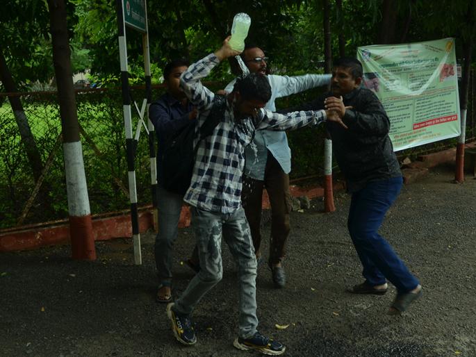 A youth attempted self-immolation in front of the collector's office; Police rushed to avoid disaster! | जिल्हाधिकारी कार्यालयासमोर तरुणाचा आत्मदहनाचा प्रयत्न; पोलिसांनी धाव घेत टाळला अनर्थ! A youth attempted self-immolation in front of the collector's office; Police rushed to avoid disaster! | जिल्हाधिकारी कार्यालयासमोर तरुणाचा आत्मदहनाचा प्रयत्न; पोलिसांनी धाव घेत टाळला अनर्थ!