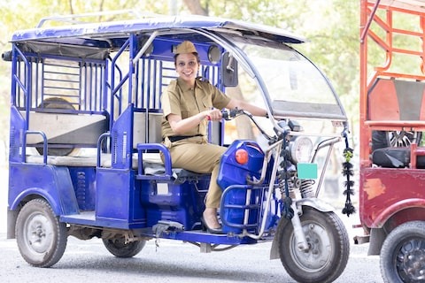 single mother drives e rickshaw in noida with baby strapped to her chest | दु:खाचा डोंगर कोसळला, पती गेला पण 'तिने' धीर नाही सोडला; लेकाला कुशीत घेऊन चालवते ई-रिक्षा