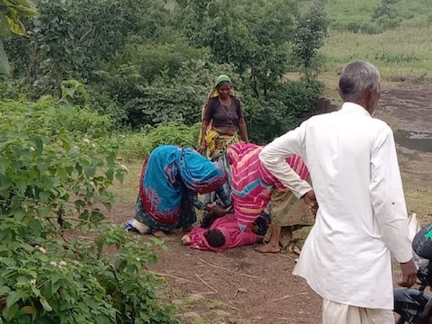 ratlam ambulance did not reach madhya pradesh on time kilkari reverberated on the way case of tribal | बापरे! रुग्णवाहिका आली नाही तर कुटुंबाने गर्भवतीला नेलं बाईकवरून; रस्त्यातच झाली डिलिव्हरी ratlam ambulance did not reach madhya pradesh on time kilkari reverberated on the way case of tribal | बापरे! रुग्णवाहिका आली नाही तर कुटुंबाने गर्भवतीला नेलं बाईकवरून; रस्त्यातच झाली डिलिव्हरी