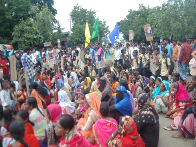 Rastaroko movement by Vanchit Bahujan Aghadi on civil issue | नागरी समस्येवर वंचित बहुजन आघाडीकडून रास्तारोको आंदोलन Rastaroko movement by Vanchit Bahujan Aghadi on civil issue | नागरी समस्येवर वंचित बहुजन आघाडीकडून रास्तारोको आंदोलन