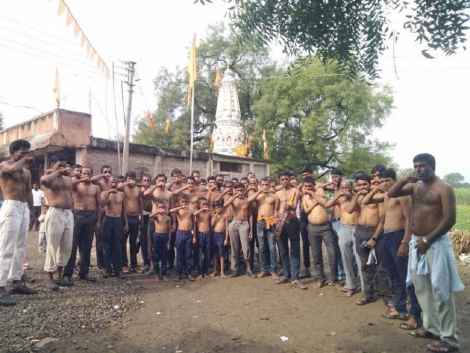 clapped, even became half-naked; Sir, tell me what else to do for the road | थाळ्या वाजवल्या, अर्धेनग्नही झाले; साहेब तुम्हीच सांगा रस्त्यासाठी आणखी काय करायचे clapped, even became half-naked; Sir, tell me what else to do for the road | थाळ्या वाजवल्या, अर्धेनग्नही झाले; साहेब तुम्हीच सांगा रस्त्यासाठी आणखी काय करायचे