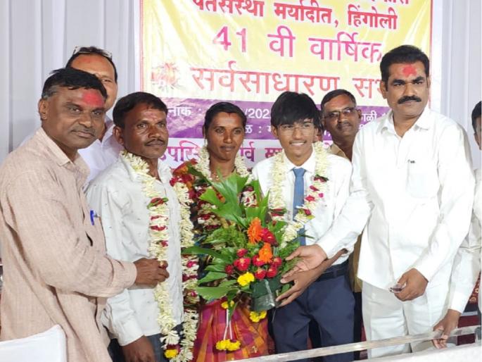 The farmer's son did it; Aakash Popalghat's admission to US MIT, only from India | शेतकऱ्याच्या पोराचा पराक्रम; आकाश पोपळघटचा अमेरिकेच्या MIT त प्रवेश, भारतातून एकमेव The farmer's son did it; Aakash Popalghat's admission to US MIT, only from India | शेतकऱ्याच्या पोराचा पराक्रम; आकाश पोपळघटचा अमेरिकेच्या MIT त प्रवेश, भारतातून एकमेव