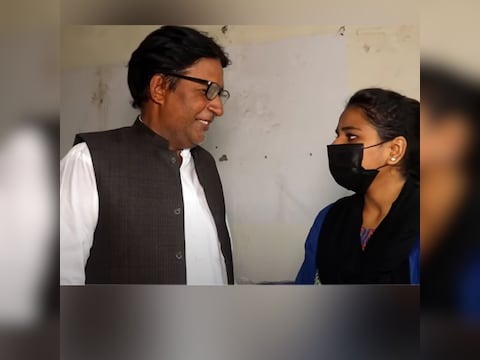 pakistan 60 year old man fell in love with 20 year old girl | 20 वर्षीय तरुणीने 60 वर्षांच्या दुकानदाराशी केलं लग्न; लिपस्टिकने सुरू झाली प्यारवाली लव्हस्टोरी pakistan 60 year old man fell in love with 20 year old girl | 20 वर्षीय तरुणीने 60 वर्षांच्या दुकानदाराशी केलं लग्न; लिपस्टिकने सुरू झाली प्यारवाली लव्हस्टोरी