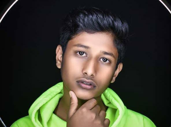 A college youth was stabbed to death with a sharp weapon in Sangli | सांगलीत महाविद्यालयीन युवकाचा धारदार शस्त्राने वार करुन खून A college youth was stabbed to death with a sharp weapon in Sangli | सांगलीत महाविद्यालयीन युवकाचा धारदार शस्त्राने वार करुन खून