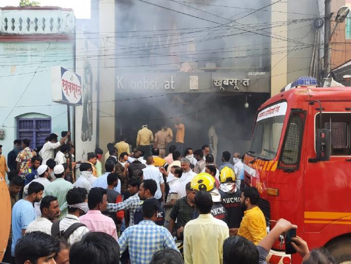 A terrible fire broke out at a cloth shop in Nanded, 10 fire engines arrived at the scene | नांदेडमध्ये कापड दुकानाला भीषण आग, अग्नीशमन दलाचे १० बंब घटनास्थळी दाखल A terrible fire broke out at a cloth shop in Nanded, 10 fire engines arrived at the scene | नांदेडमध्ये कापड दुकानाला भीषण आग, अग्नीशमन दलाचे १० बंब घटनास्थळी दाखल