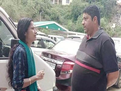 solan corona kills husband now women want to sell scooty to fulfill her daily needs and living | कोरोनाने पती गमावला, घर चालवण्यासाठी स्कूटी विकण्याचा निर्णय घेतला पण 'तो' नियम आड आला solan corona kills husband now women want to sell scooty to fulfill her daily needs and living | कोरोनाने पती गमावला, घर चालवण्यासाठी स्कूटी विकण्याचा निर्णय घेतला पण 'तो' नियम आड आला