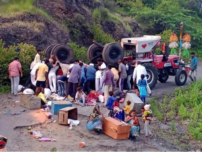 A tractor carrying sugarcane laborers overturned in the ghat; One dead, ten injured | उसतोड मजुरांना घेऊन जाणारे ट्रॅक्टर घाटात उलटले; एकाचा मृत्यू, दहा जखमी A tractor carrying sugarcane laborers overturned in the ghat; One dead, ten injured | उसतोड मजुरांना घेऊन जाणारे ट्रॅक्टर घाटात उलटले; एकाचा मृत्यू, दहा जखमी
