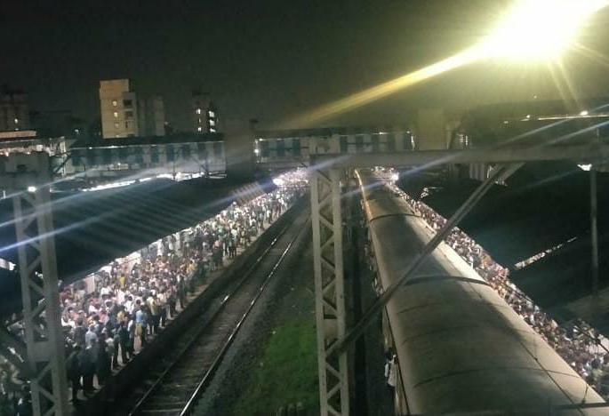 Massive crowd at Thane station after signal fault disrupts Central Railway's suburban traffic | ऐन गर्दीच्या वेळी मध्य रेल्वे विस्कळीत; सिग्नल यंत्रणेतील बिघाडामुळे प्रवाशांचे हाल Massive crowd at Thane station after signal fault disrupts Central Railway's suburban traffic | ऐन गर्दीच्या वेळी मध्य रेल्वे विस्कळीत; सिग्नल यंत्रणेतील बिघाडामुळे प्रवाशांचे हाल