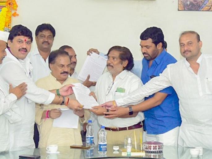 keeping money pending from Vaidyanath Sugar factory's employees, sugarcane workers and transporters is indecent: Dhananjay Munde | 'वैद्यनाथ'च्या कर्मचारी, ऊसतोड कामगार- वाहतुकदारांचे पैसे थकवणे अशोभनीय: धनंजय मुंडे keeping money pending from Vaidyanath Sugar factory's employees, sugarcane workers and transporters is indecent: Dhananjay Munde | 'वैद्यनाथ'च्या कर्मचारी, ऊसतोड कामगार- वाहतुकदारांचे पैसे थकवणे अशोभनीय: धनंजय मुंडे