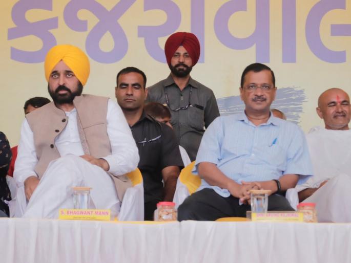 rajkot Arvind Kejriwal bottel thrown video surface bhagwant mann | धक्कादायक! गुजरातमध्ये गरबा कार्यक्रमात अरविंद केजरीवालांवर फेकली पाण्याची बाटली rajkot Arvind Kejriwal bottel thrown video surface bhagwant mann | धक्कादायक! गुजरातमध्ये गरबा कार्यक्रमात अरविंद केजरीवालांवर फेकली पाण्याची बाटली