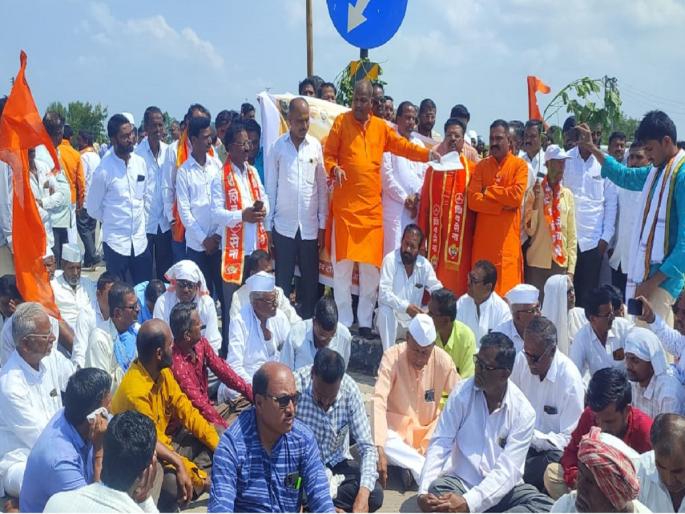 Exclusion of three revenue boards from subsidy blocks Shiv Sena's way | अनुदानातून तीन महसूल मंडळे वगळल्याने शिवसेनेचा रास्तारोको Exclusion of three revenue boards from subsidy blocks Shiv Sena's way | अनुदानातून तीन महसूल मंडळे वगळल्याने शिवसेनेचा रास्तारोको