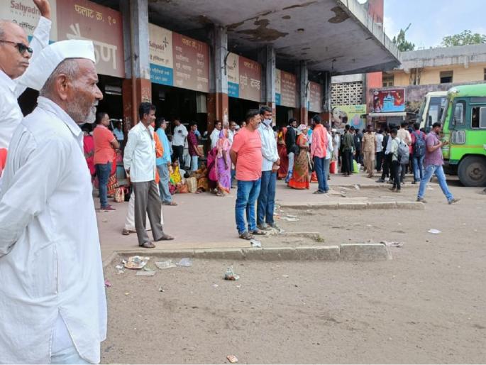 250 'ST' buses left for Mumbai for Dussehra gathering, plight of passengers in Aurangabad | एसटी बसेसचे राजकारणासाठी ऐन सणासुदीत ‘सीमोल्लंघन’; प्रवाशांचे होतायत हाल 250 'ST' buses left for Mumbai for Dussehra gathering, plight of passengers in Aurangabad | एसटी बसेसचे राजकारणासाठी ऐन सणासुदीत ‘सीमोल्लंघन’; प्रवाशांचे होतायत हाल