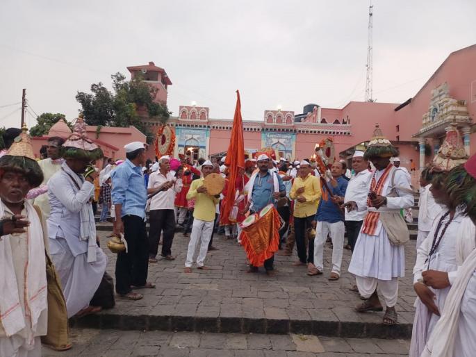 On the occasion of Vijayadashami, the procession of Vaijnath's palanquin in Parlit in excitement | विजयादशमीनिमित्त परळीत वैजनाथाच्या पालखीची मिरवणुक उत्साहात On the occasion of Vijayadashami, the procession of Vaijnath's palanquin in Parlit in excitement | विजयादशमीनिमित्त परळीत वैजनाथाच्या पालखीची मिरवणुक उत्साहात