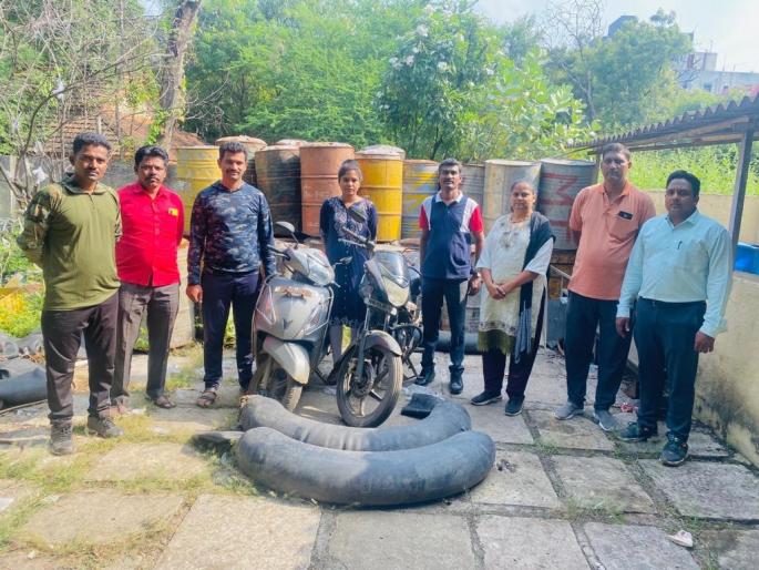 240 liters of liquor seized along with two motorcycles; Solapur State Excise Department action | दोन मोटरसायकलीसह २४० लिटर हातभट्टी दारु जप्त; सोलापूर राज्य उत्पादन शुल्क विभागाची कारवाई 240 liters of liquor seized along with two motorcycles; Solapur State Excise Department action | दोन मोटरसायकलीसह २४० लिटर हातभट्टी दारु जप्त; सोलापूर राज्य उत्पादन शुल्क विभागाची कारवाई