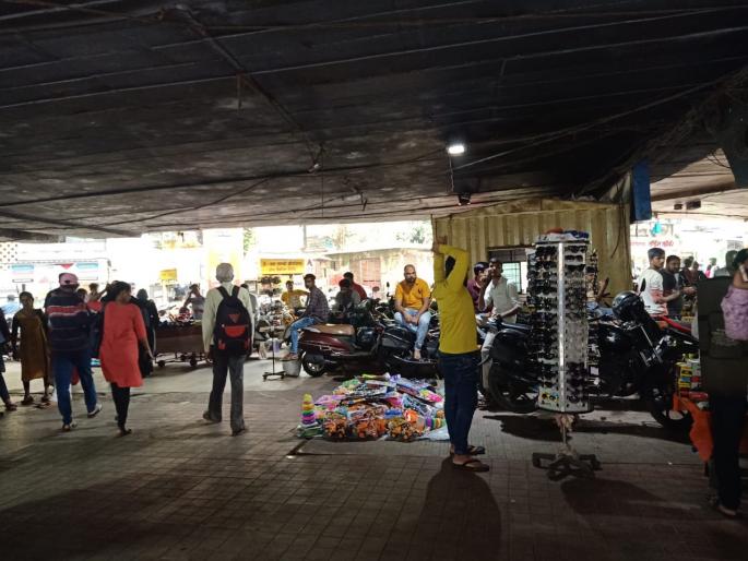 The hawkers at Thane station and railway bridge disappeared | ठाणे स्टेशन आणि रेल्वे पुलावरील फेरीवाले गायब The hawkers at Thane station and railway bridge disappeared | ठाणे स्टेशन आणि रेल्वे पुलावरील फेरीवाले गायब