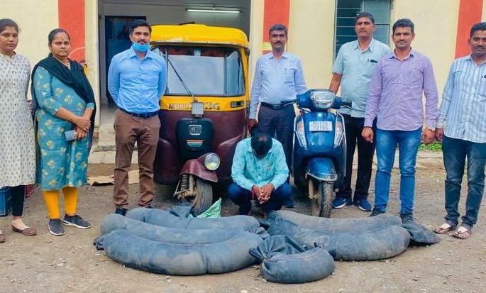 400 liters of liquor seized from autorickshaw; Stolen traffic on two-wheelers was also stopped | ऑटोरिक्षातून ४०० लिटर हातभट्टी दारु जप्त; दुचाकीवरून जाणारी चोरटी वाहतूकही रोखली 400 liters of liquor seized from autorickshaw; Stolen traffic on two-wheelers was also stopped | ऑटोरिक्षातून ४०० लिटर हातभट्टी दारु जप्त; दुचाकीवरून जाणारी चोरटी वाहतूकही रोखली
