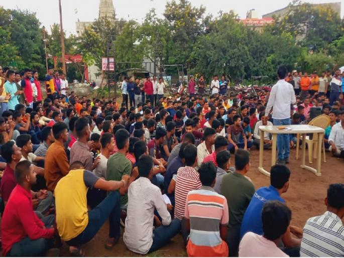 Hundreds of candidates preparing for police recruitment hit the streets in Aurangabad; Objection raised on NCC marks | पोलीस भरतीची तयारी करणारे शेकडो उमेदवार रस्त्यावर उतरले; NCC गुणांवर घेतला आक्षेप Hundreds of candidates preparing for police recruitment hit the streets in Aurangabad; Objection raised on NCC marks | पोलीस भरतीची तयारी करणारे शेकडो उमेदवार रस्त्यावर उतरले; NCC गुणांवर घेतला आक्षेप