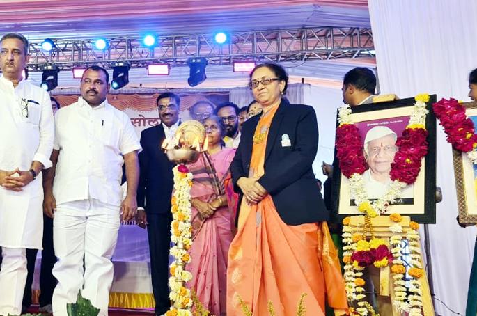 Inauguration of Solapur University Youth Festival; Students were impressed with the theater and neat planning | सोलापूर विद्यापीठाच्या युवा महोत्सवाचे उदघाटन; रंगमंच, नेटक्या नियोजनाने भारावले विद्यार्थी Inauguration of Solapur University Youth Festival; Students were impressed with the theater and neat planning | सोलापूर विद्यापीठाच्या युवा महोत्सवाचे उदघाटन; रंगमंच, नेटक्या नियोजनाने भारावले विद्यार्थी