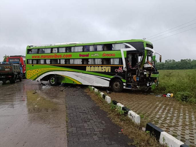 tipper collides with luxury bus, six passengers injured in accident | भरधाव टिप्परची लक्झरी बसला धडक, सहा प्रवासी जखमी tipper collides with luxury bus, six passengers injured in accident | भरधाव टिप्परची लक्झरी बसला धडक, सहा प्रवासी जखमी