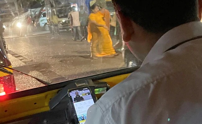 uber driver goes above beyond taking youtube lessons to help daughter in upsc preparation | लेकीच्या स्वप्नांना बळ देतोय बाबा! मुलीच्या UPSC परीक्षेसाठी वडील रिक्षामध्ये करताहेत अभ्यास uber driver goes above beyond taking youtube lessons to help daughter in upsc preparation | लेकीच्या स्वप्नांना बळ देतोय बाबा! मुलीच्या UPSC परीक्षेसाठी वडील रिक्षामध्ये करताहेत अभ्यास