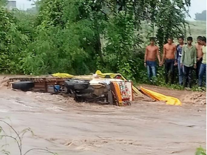 Pick-up of firecrackers businessman drowned in Odha; Two survived, one missing | व्यापाऱ्यांचा पिकअप बुडाला अन् ओढ्याला नोटांचा पूर; दोघे बचावले, एक बेपत्ता Pick-up of firecrackers businessman drowned in Odha; Two survived, one missing | व्यापाऱ्यांचा पिकअप बुडाला अन् ओढ्याला नोटांचा पूर; दोघे बचावले, एक बेपत्ता