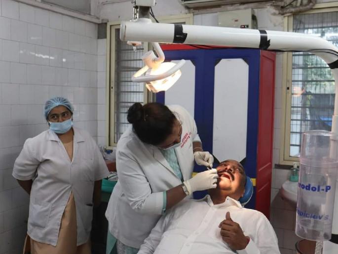 Sandipan Bhumre's reliance on government hospitals; Dental treatment taken during inspection visit | संदीपान भूमरेंचा सरकारी दवाखान्यावर भरवसा; पाहणी दौऱ्यात घेतले दंतोपचार Sandipan Bhumre's reliance on government hospitals; Dental treatment taken during inspection visit | संदीपान भूमरेंचा सरकारी दवाखान्यावर भरवसा; पाहणी दौऱ्यात घेतले दंतोपचार