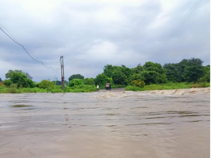 Mehkari river floods in Ashti taluka; Ten villages lost contact | आष्टी तालुक्याला पुन्हा पावसाचा तडाखा; मेहकरी नदीच्या पुराने दहा गावांचा संपर्क तुटला Mehkari river floods in Ashti taluka; Ten villages lost contact | आष्टी तालुक्याला पुन्हा पावसाचा तडाखा; मेहकरी नदीच्या पुराने दहा गावांचा संपर्क तुटला