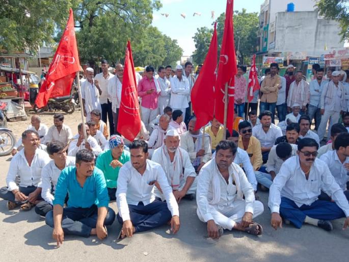 Kharif crops destroyed by heavy rains; Blockade of farmers to announce general aid | अतिवृष्टीने खरीप पिके उध्वस्त; सरसकट मदत जाहीर करण्यासाठी शेतकऱ्यांचा रास्तारोको Kharif crops destroyed by heavy rains; Blockade of farmers to announce general aid | अतिवृष्टीने खरीप पिके उध्वस्त; सरसकट मदत जाहीर करण्यासाठी शेतकऱ्यांचा रास्तारोको