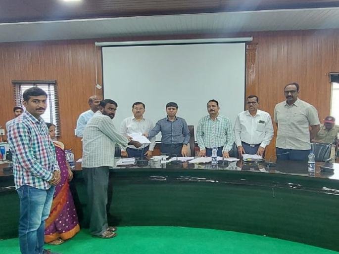 62 employees of Latur Zilla Parishad got promotion lottery before Diwali | लातूर जिल्हा परिषदेच्या ६२ कर्मचाऱ्यांना दिवाळीपूर्वी लागली पदोन्नतीची लॉटरी 62 employees of Latur Zilla Parishad got promotion lottery before Diwali | लातूर जिल्हा परिषदेच्या ६२ कर्मचाऱ्यांना दिवाळीपूर्वी लागली पदोन्नतीची लॉटरी