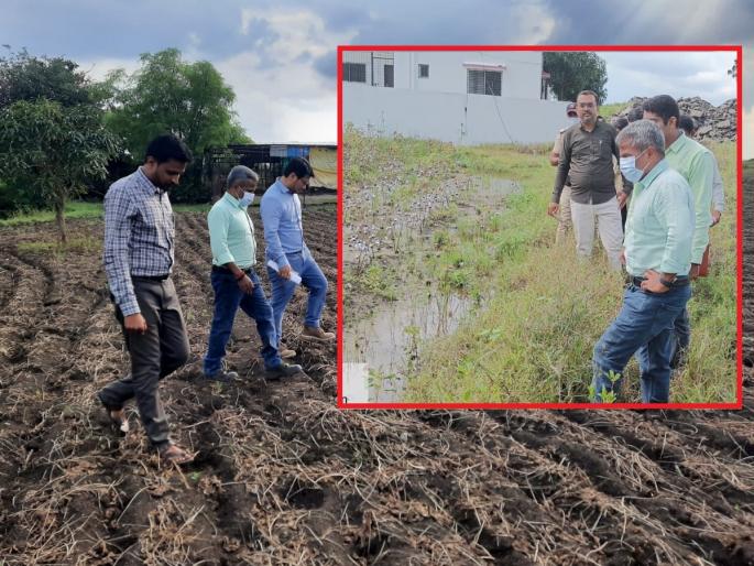 Divisional Commissioner Sunil Kendrakar Inspection of Heavy Rain in Beed District; The information was obtained by going directly to the farm land | बीड जिल्ह्यात विभागीय आयुक्तांचा थेट बांधावर शेतकऱ्यांशी संवाद; शासन मदतीची दिली ग्वाही Divisional Commissioner Sunil Kendrakar Inspection of Heavy Rain in Beed District; The information was obtained by going directly to the farm land | बीड जिल्ह्यात विभागीय आयुक्तांचा थेट बांधावर शेतकऱ्यांशी संवाद; शासन मदतीची दिली ग्वाही