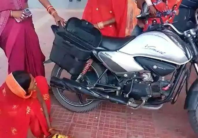 father reached singrauli collector office in madhya pradesh with dead newborn in bag not get ambulance | हृदयद्रावक! रुग्णवाहिका मिळाली नाही; हतबल बापाने बाईकच्या डिक्कीतून नेला लेकाचा मृतदेह father reached singrauli collector office in madhya pradesh with dead newborn in bag not get ambulance | हृदयद्रावक! रुग्णवाहिका मिळाली नाही; हतबल बापाने बाईकच्या डिक्कीतून नेला लेकाचा मृतदेह